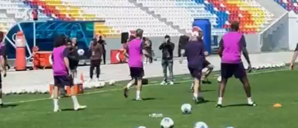 Puyol y otras estrellas del Barcelona reconocen el estadio Jorge “Mágico” González