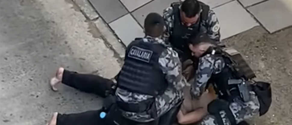 Sospechoso queda exhibido usando una tanga rosada durante su arresto en Brasil