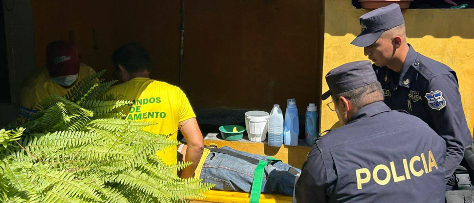 Auxilian a soldador tras caer de segunda planta donde se encontraba trabajando en Zacatecoluca