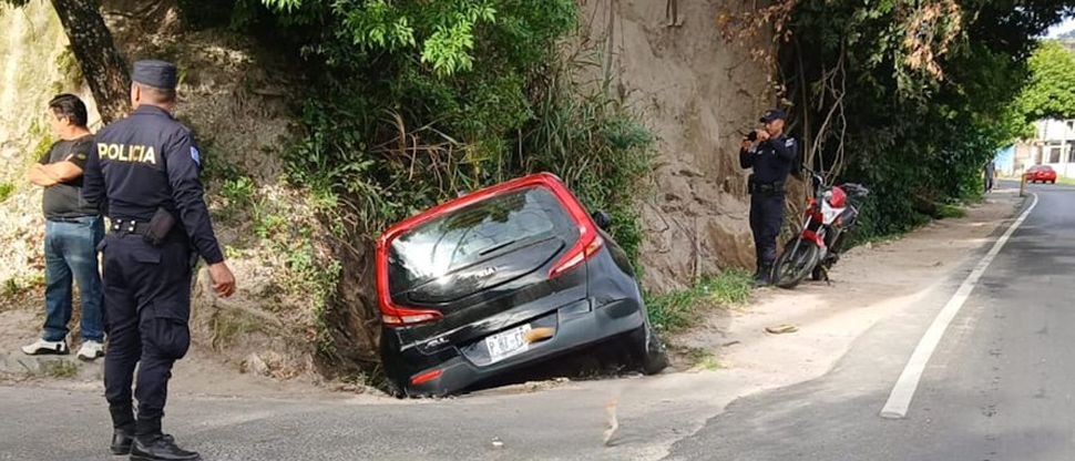 Kia Soul cae a agujero tras salirse de la carretera antigua a Quezaltepeque