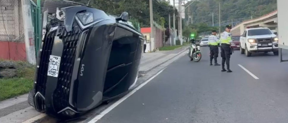 Mujer De la tercera edad resulta lesionada tras volcar su vehículo en redondel Utila