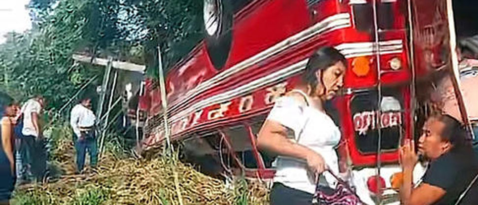 Bus vuelca en la Ruta al Pacífico en Guatemala provocando 2 fallecidos y varios lesionados