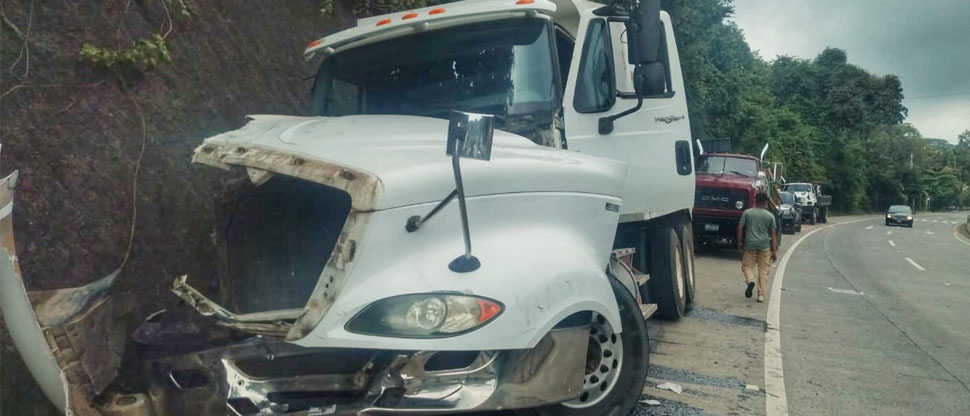 Motorista de panel se salva milagrosamente tras ser impactado por una volqueta en carretera al Puerto 