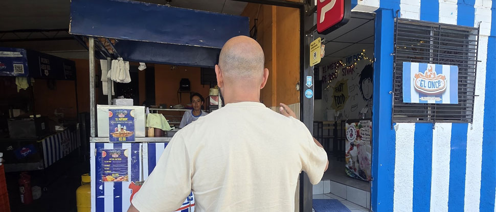 Restaurante de hot-dogs denuncia a “Zinedine Zidane” falso que les pidió $50 por promocionarlos