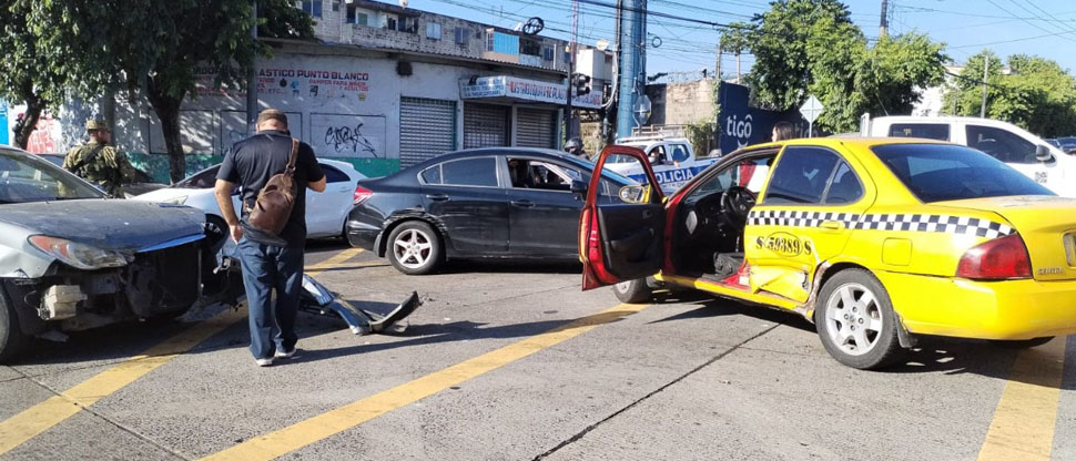 Accidente de tránsito deja varias personas lesionadas en el centro de San Salvador