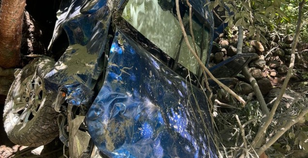 Pick up se queda sin frenos y se va al fondo de un río en Cabañas