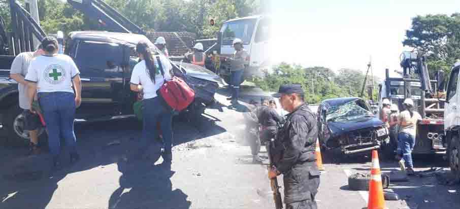 Picachero impacta contra camión que instalaba postes: reportan 2 personas lesionadas