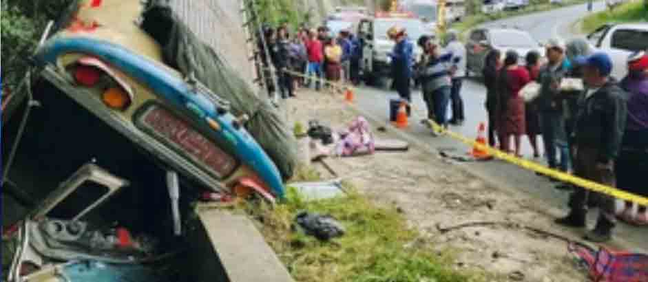IMÁGENES: accidente de autobús deja 12 pasajeros lesionados en Guatemala