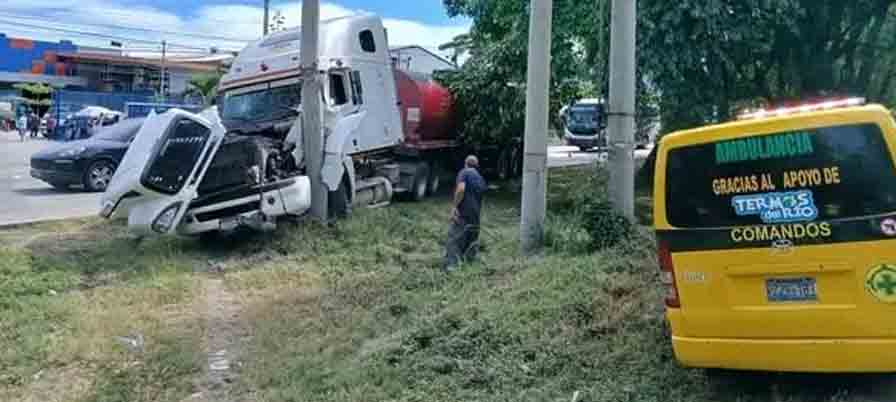 Conductor de rastra choca contra un poste del tendido eléctrico este viernes