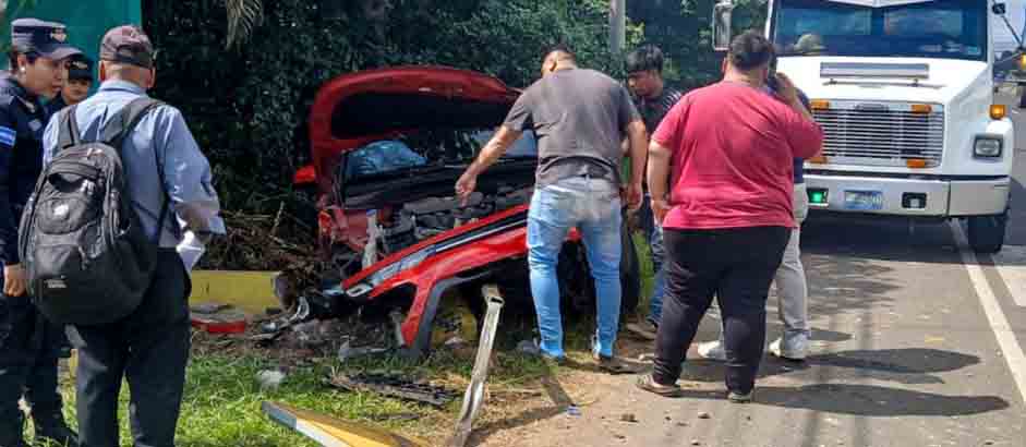 Conductor pierde su vehículo tras fuerte accidente en Santa Ana