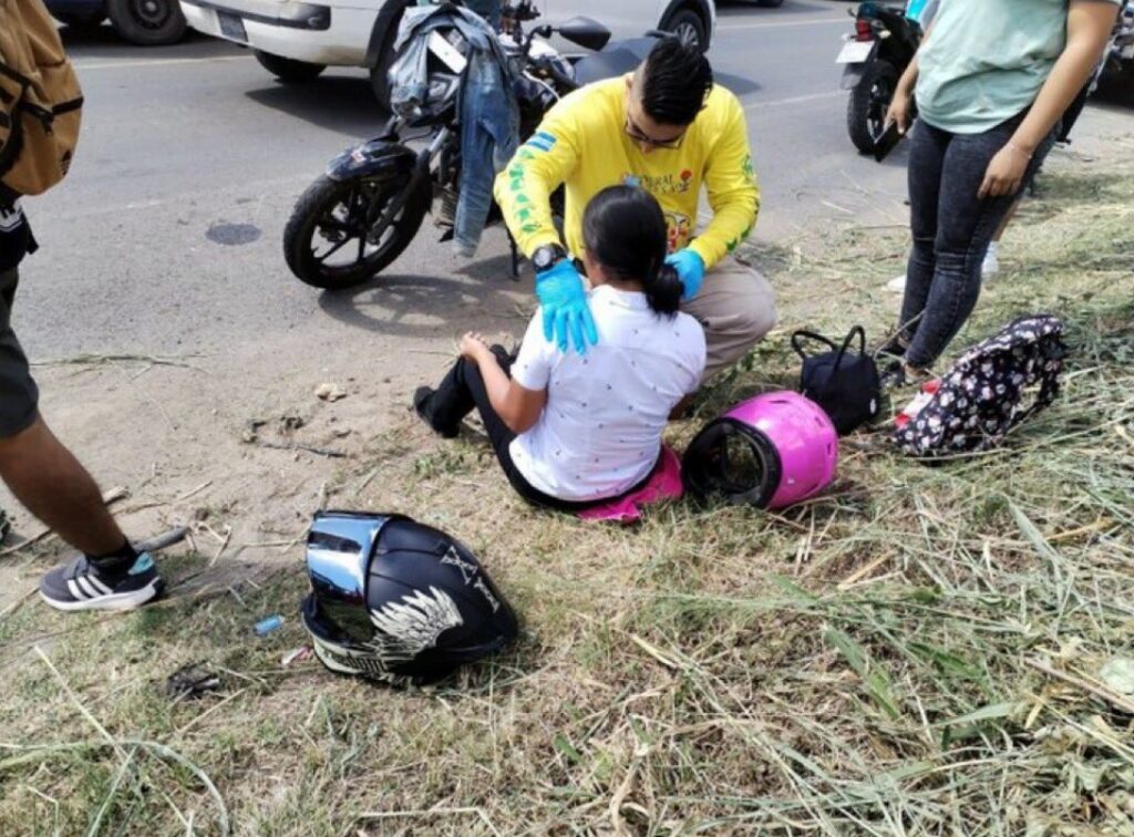 Atienden a mujer motociclista tras sufrir aparatoso accidente en San Salvador