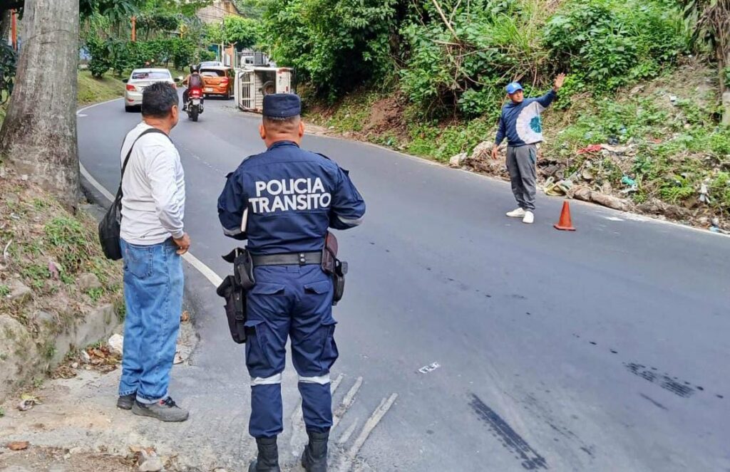 Conductor se distrae por un segundo y vuelca en calle a Mejicanos
