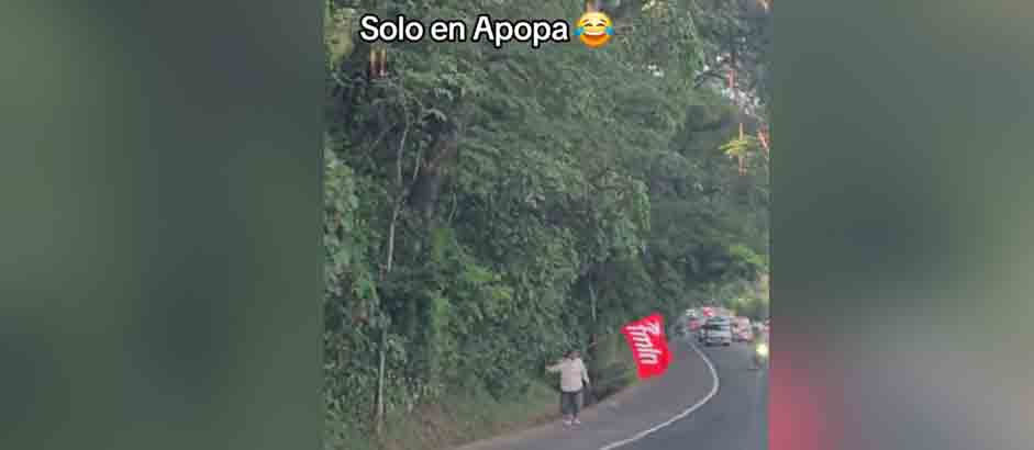¡Solo en Apopa!: hombre sale a hondear bandera del FMLN en la Troncal del Norte