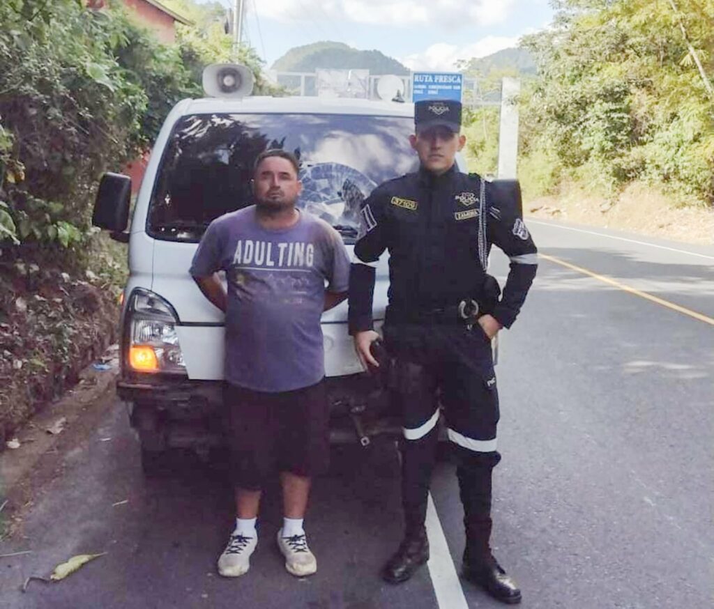 Capturan a sujeto que huyó luego de atropellar a motociclista y dejarlo lesionado en la calle