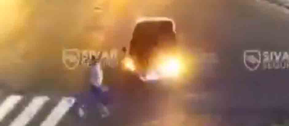 Graban momento en que una mujer es atropellada por un conductor
