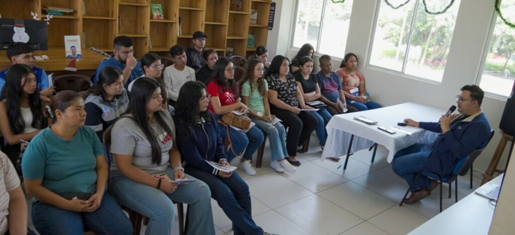 Más jóvenes salvadoreños podrán estudiar en el exterior gracias a nuevas ofertas de becas