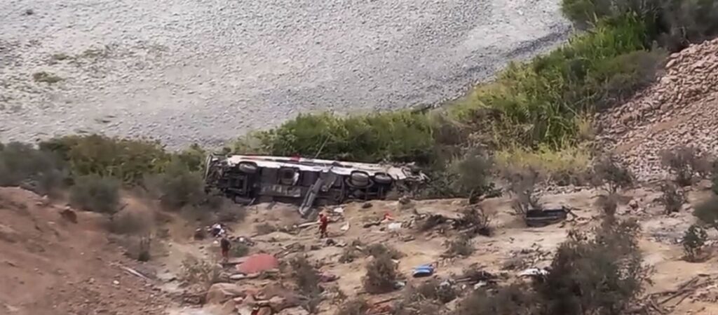 Tragedia en Perú: más de 30 muertos tras caída de autobús a un abismo