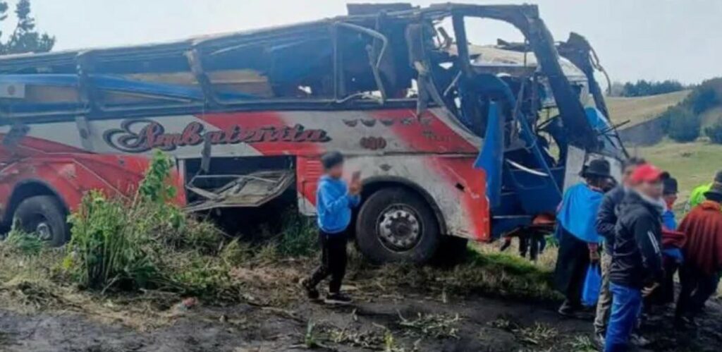 Al menos 22 fallecidos en accidente de bus tras caer a un abismo en Ecuador