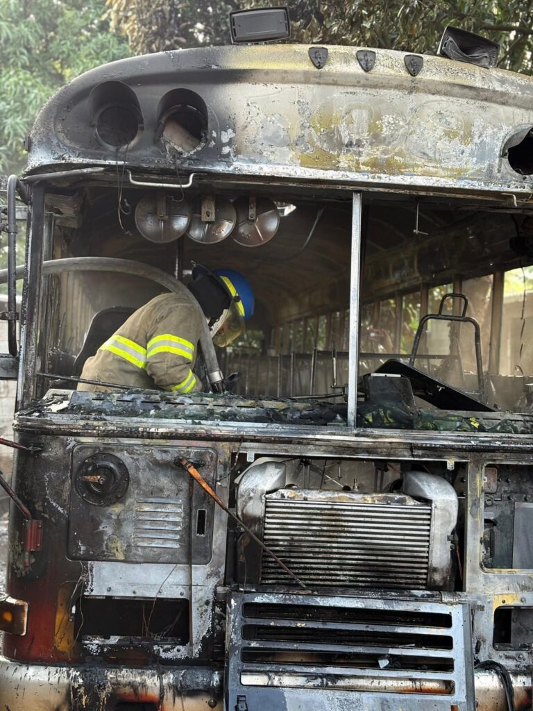 Se incendia autobús de la ruta 108 en Opico