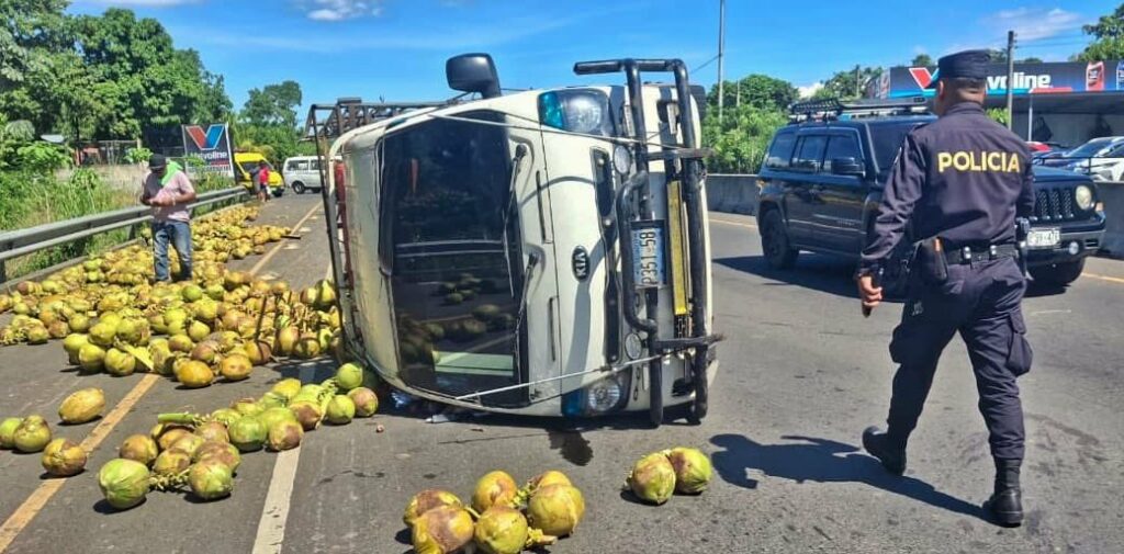 Camión volcado deja tres lesionados en San Juan Nonualco