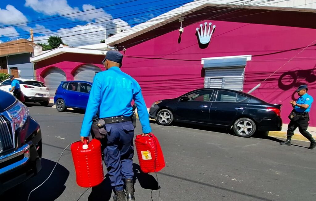 Retiran obstáculos que eran utilizados para apartar parqueos en calles de la capital