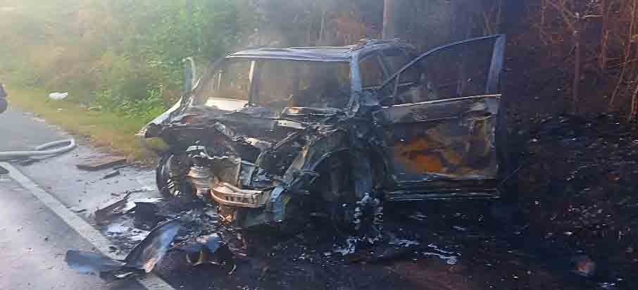 Ya no lo podrá usar: así quedó automóvil que se incendió tras accidente en Chalatenango