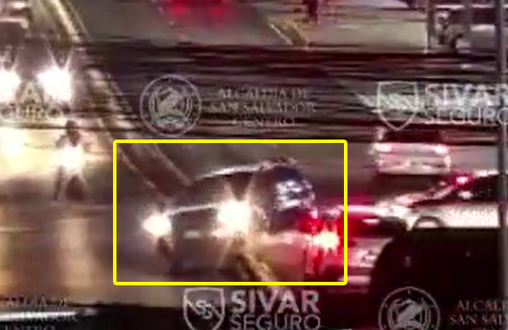 Distraído: conductor de camioneta se estrella contra separadores en San Salvador