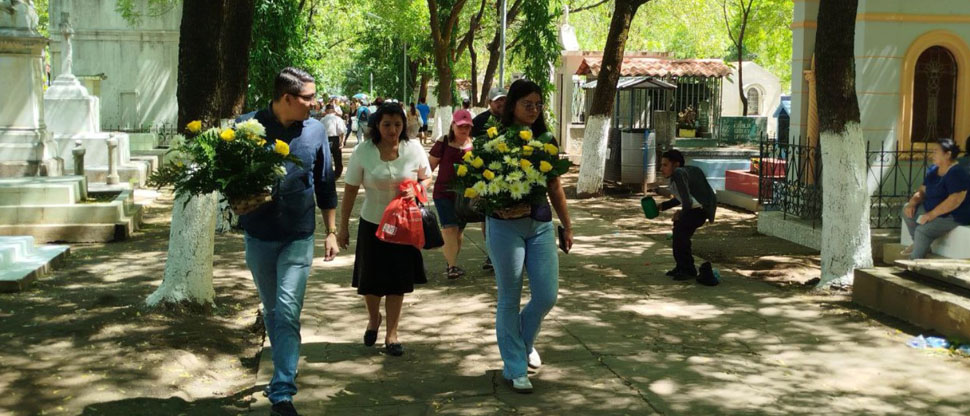 Familias aprovechan este 01 de noviembre para enflorar a sus seres queridos