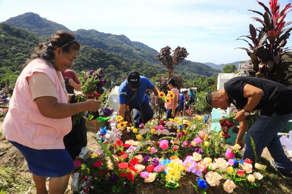 Salvadoreños visitan los camposantos en el Día de los Difuntos