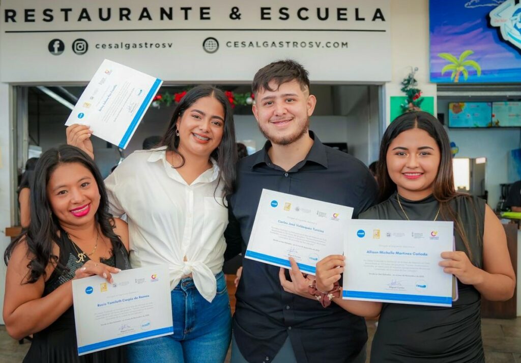 Gradúan a más de 100 jóvenes en el rubro de la gastronomía