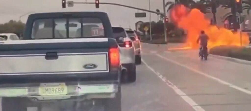 Motociclista se pasa el semáforo en rojo, choca contra vehículo y termina en llamas