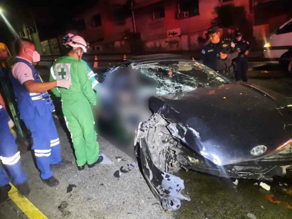 Conductor manejaba a excesiva velocidad al momento de impactar en barda de seguridad