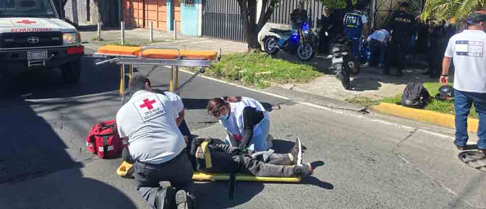 Biker y peatón resultan lesionados tras accidentarse en la 75 avenida Norte