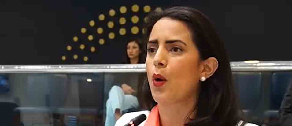 Claudia Ortiz vuelve a hacer berrinche porque las cámaras no la enfocan