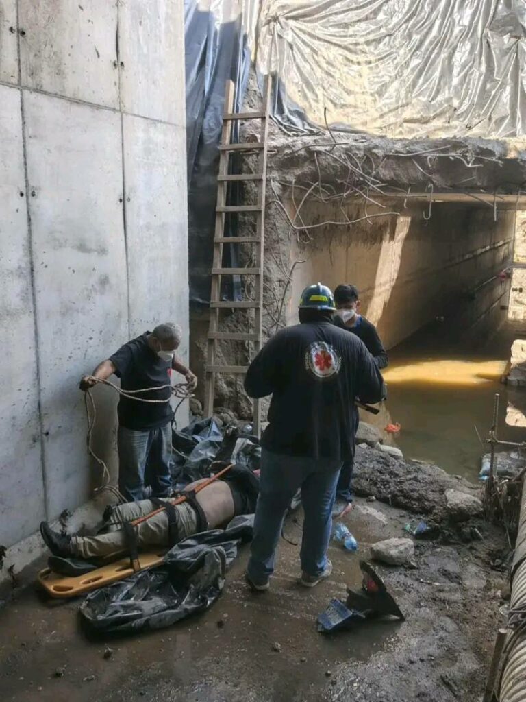 Rescatan el cuerpo de motociclista que cayó a bóveda de 10 metros de profundidad en Santa Ana