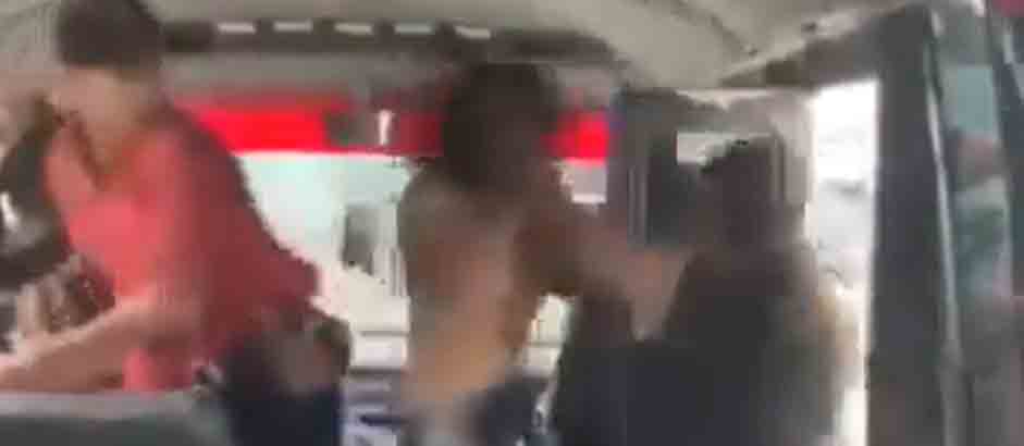 Tiene hijos: mujeres se agarran de los pelos en una coaster de la ruta 100