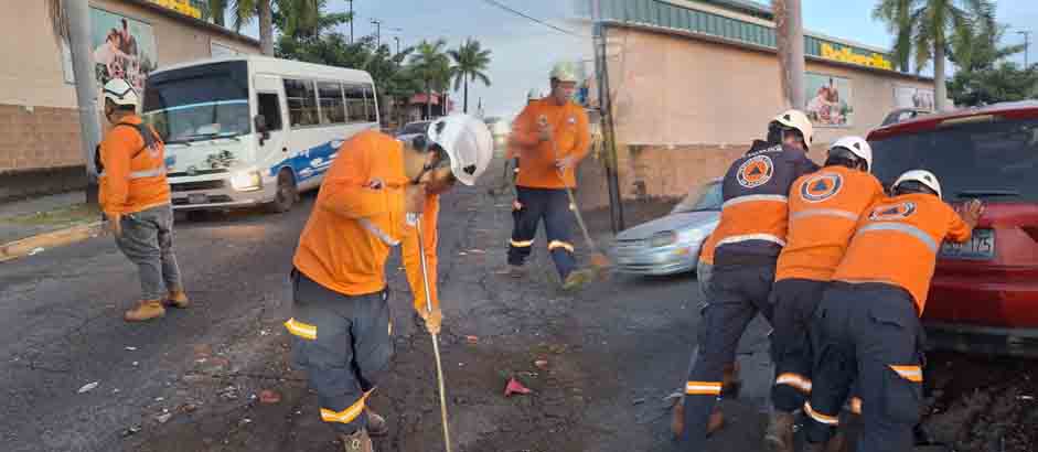 Protección Civil Municipal de San Salvador remueve aceite derramado tras accidente