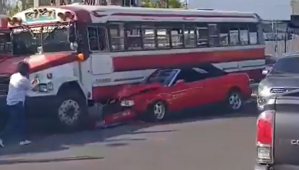 Bus destroza carro convertible en la Zacamil