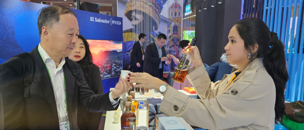 Empresarios salvadoreños concretan negocios en la expo de importación china
