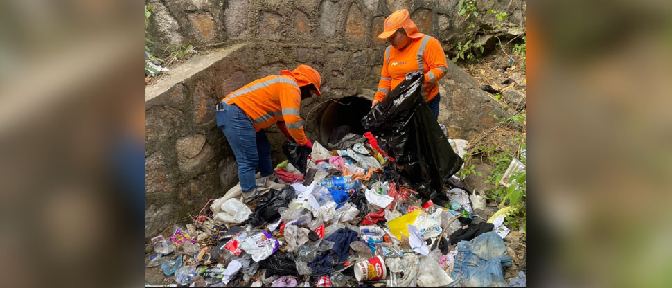 Trabajadores de FOVIAL realizan limpieza de basura en drenajes