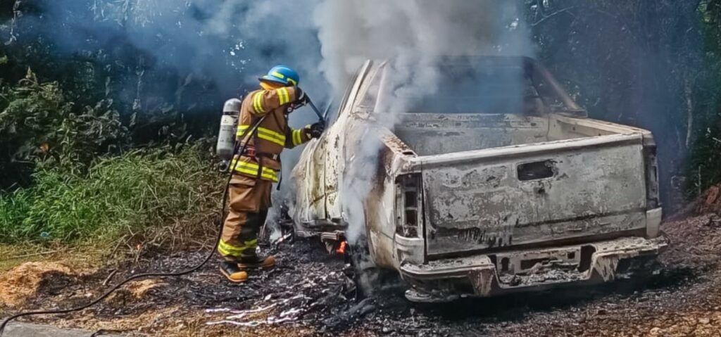 Pickup es consumido por las llamas en Chalatenango