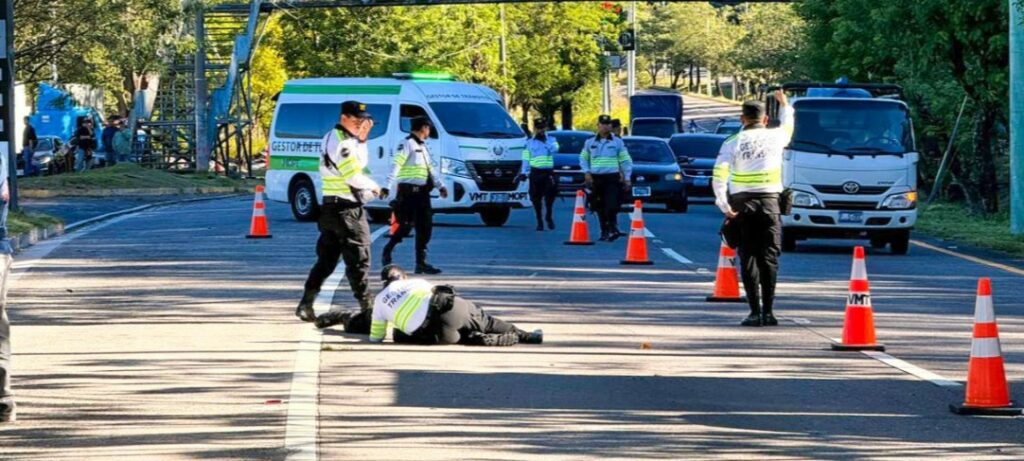 Motociclista sin licencia atropella a gestor del VMT en autopista a Comalapa