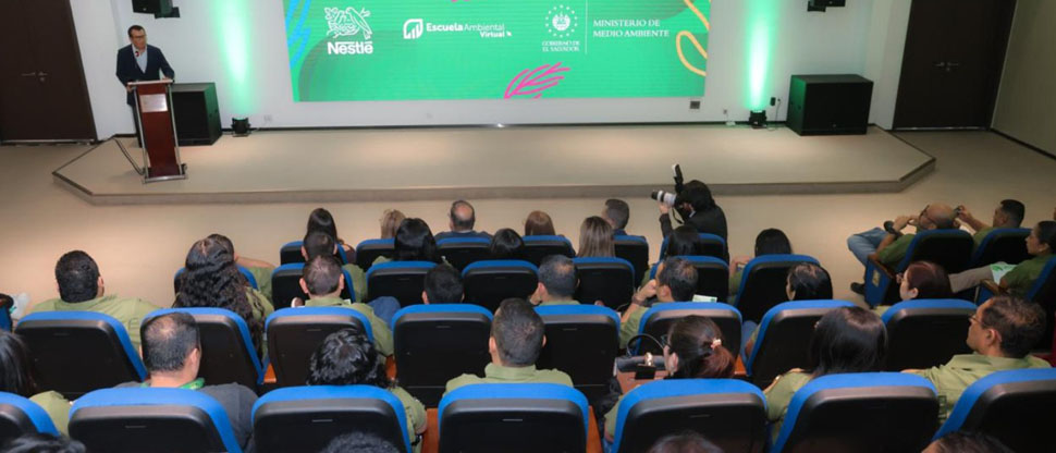 Medio Ambiente gradúa a 130personas del programa “Construyendo un futuro sostenible”