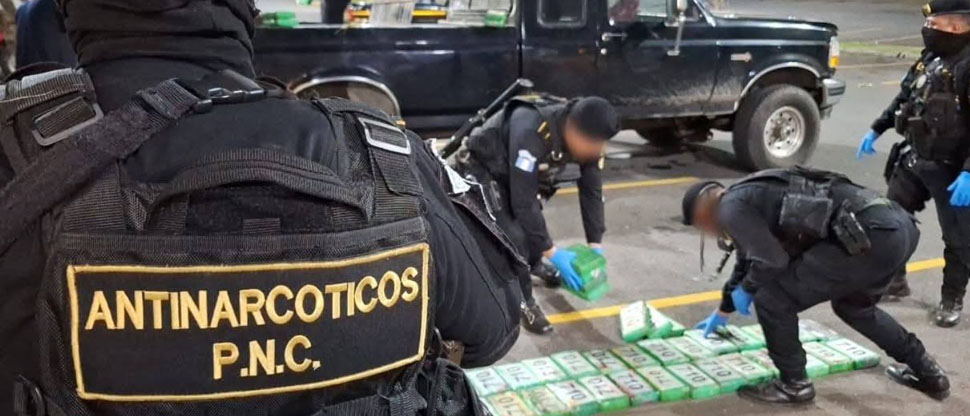 Guatemala: Localizan pick-up abandonado con 172 paquetes de cocaína