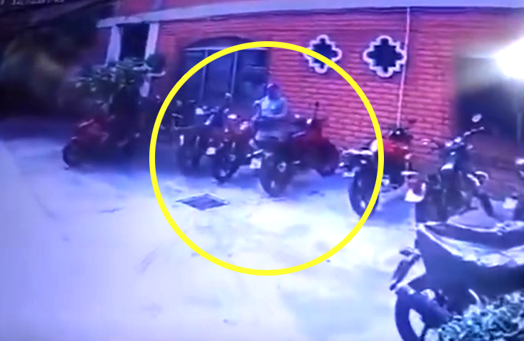 Denuncian a sujeto que hurtó un casco de motociclista en San Salvador