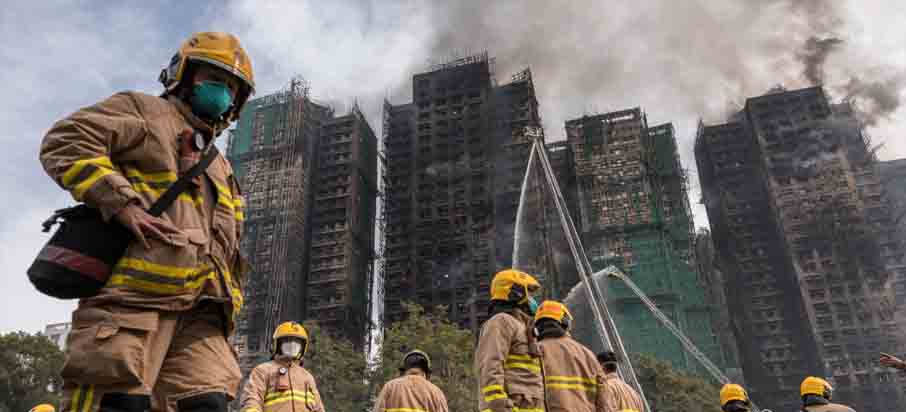55 Fallecidos deja enorme incendio en complejo residencial de Hong Kong