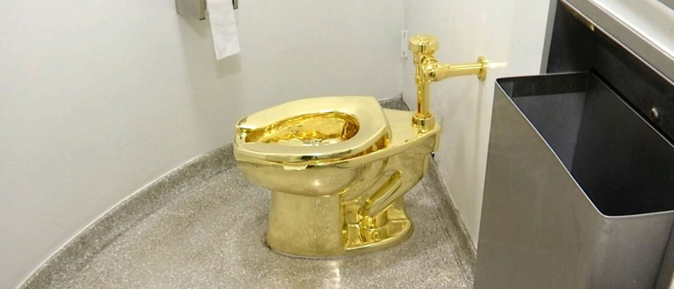 Venden inodoro de oro en una subasta por $12.1 millones de dólares