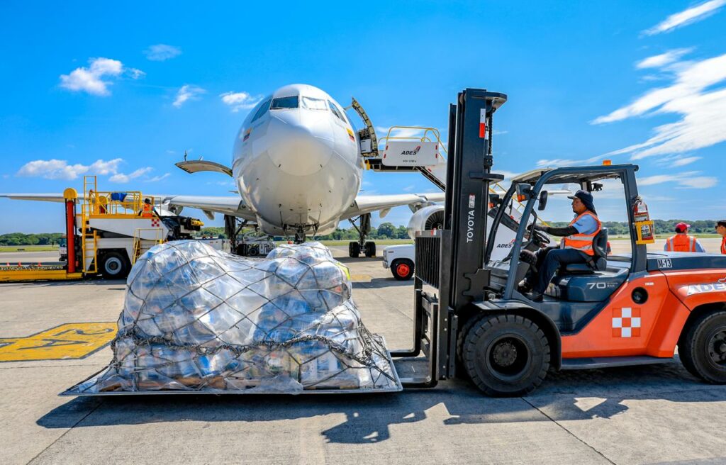 El Salvador envía nuevo cargamento de alimentos e insumos a Jamaica