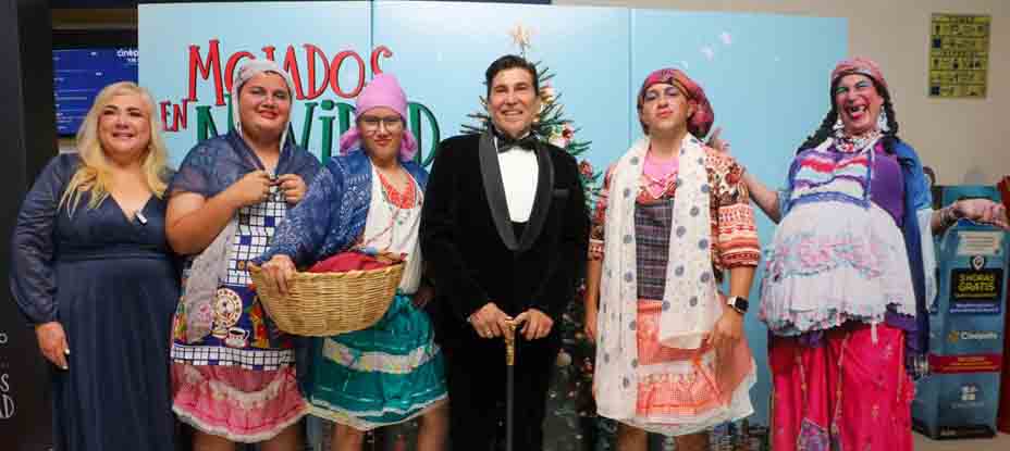 Con sus mejores trajes: La Techis y sus amigos fueron a la premier de Mojados en Navidad