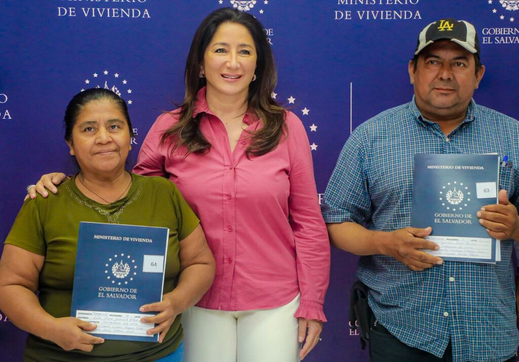 Entregan escrituras de propiedad a familias que fueron estafadas por Argoz